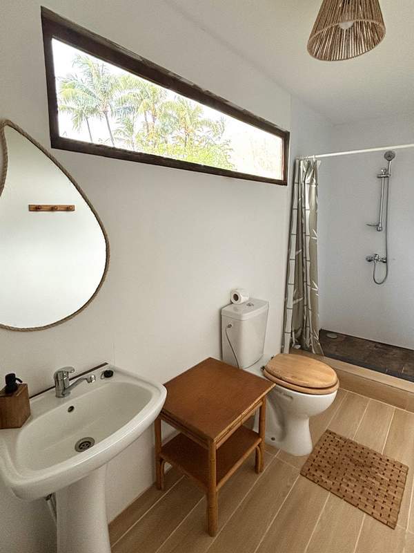 bathroom-bungalow-pitate-chez-nono-matira-bora-bora