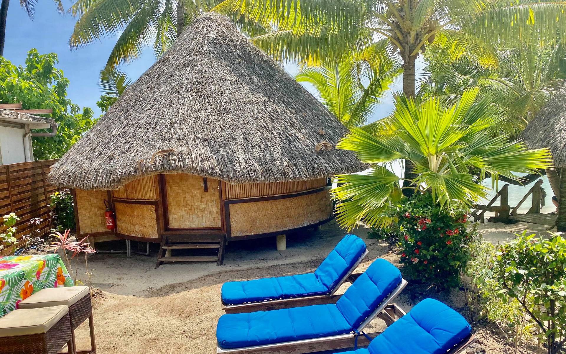 Bora Bora pointe de matira plage transat bungalow jardin